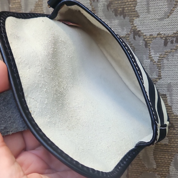 Small Dooney zebra coin/wristlet purse ! - Picture 3 of 8